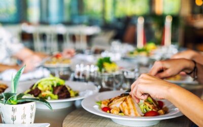 HOW TO EAT HEALTHY WHEN DINING OUT